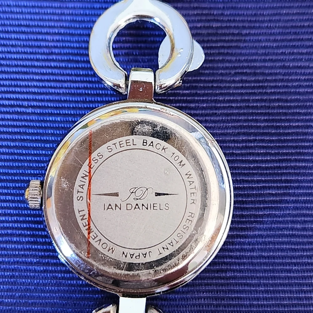 IAN Daniel's Quartz Stainless steel watch. Beautiful circle band. NEW BATTERY